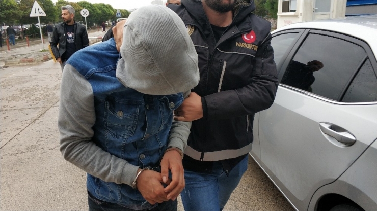 Bonzai Ve 300 Uyuşturucu Hapla Yakalandı