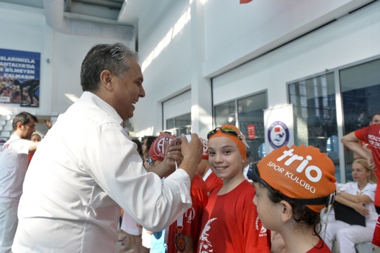 Madalyalar Başkan Uysal’dan