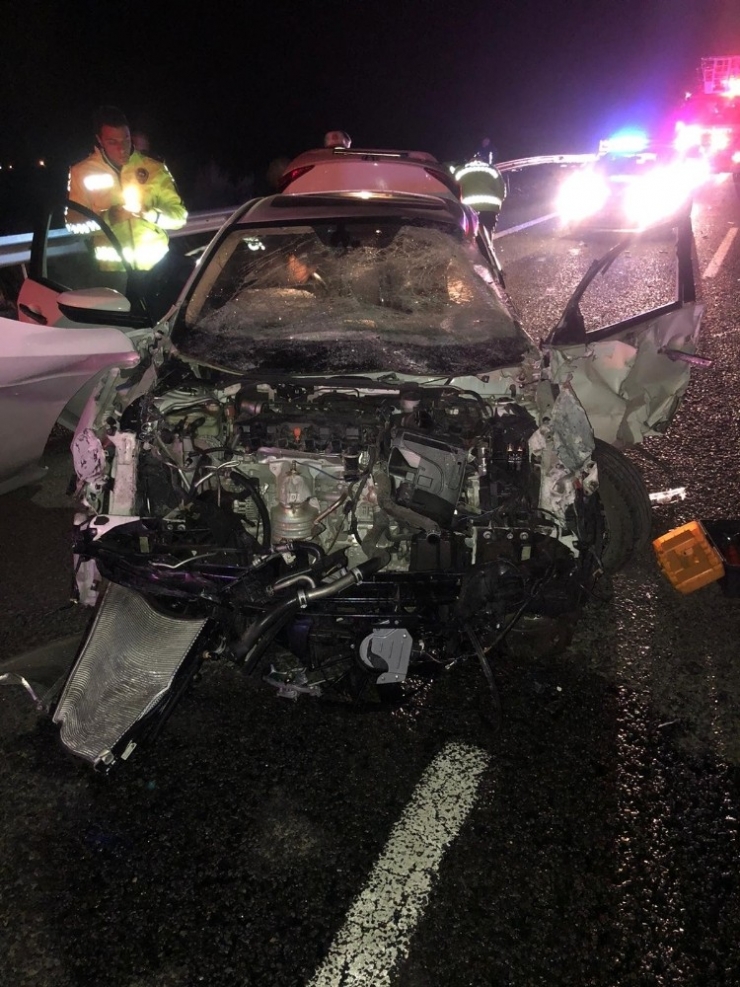 Otomobil Bariyerlere Çarptı: 1 Yaralı