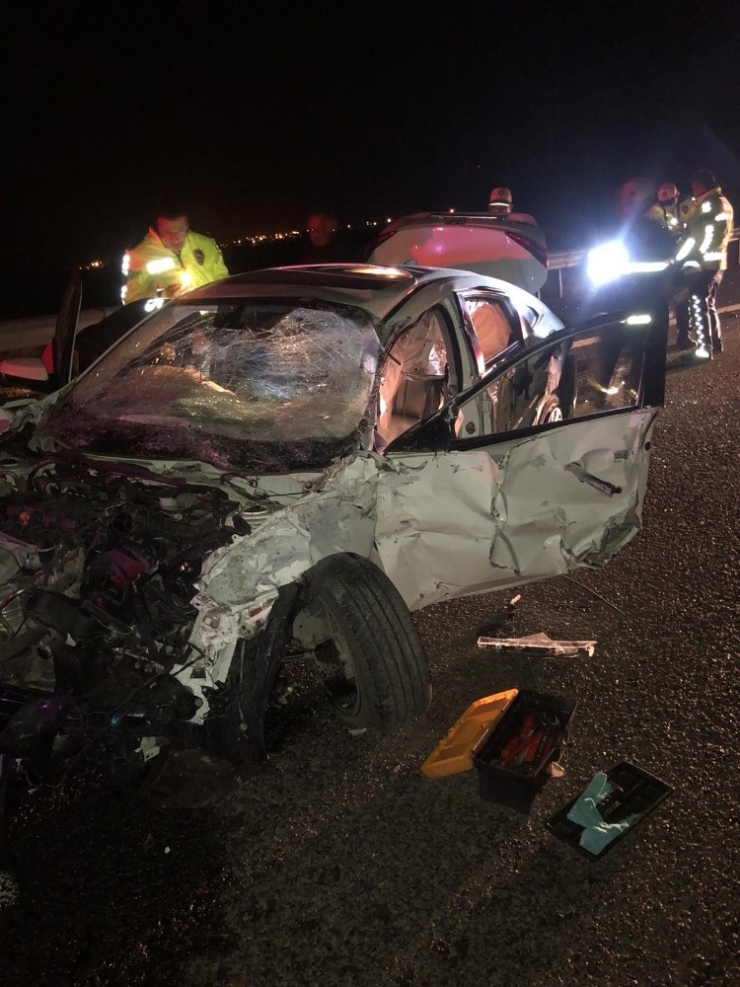 Otomobil Bariyerlere Çarptı: 1 Yaralı