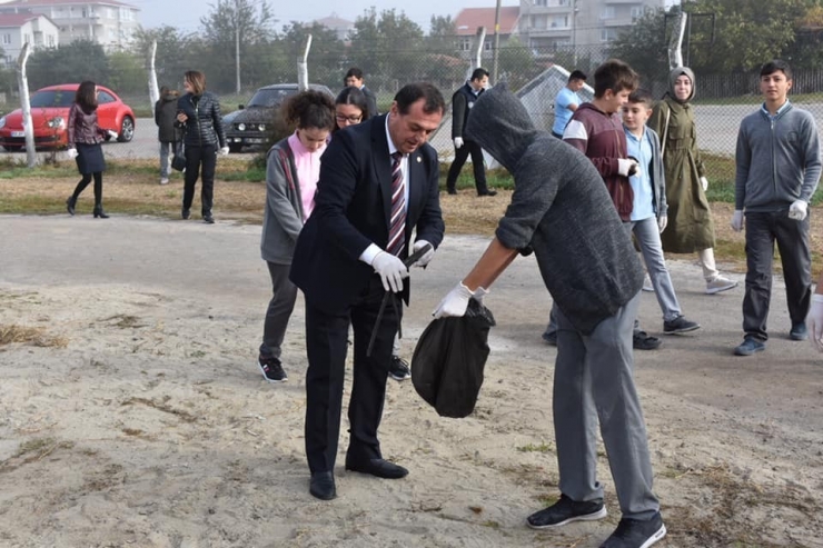Belediye Başkanı Öğrencilerle Beraber Çöp Topladı