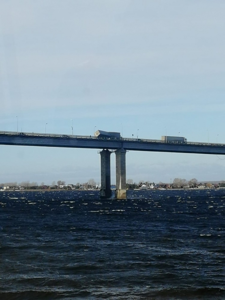 Rusya Fırtına Köprü Üstündeki Tırı Yan Yatırdı