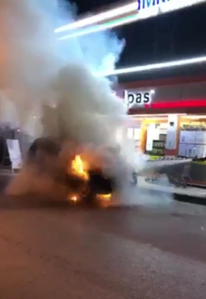 Sakarya’da Park Halindeki Araç Alev Alev Yandı