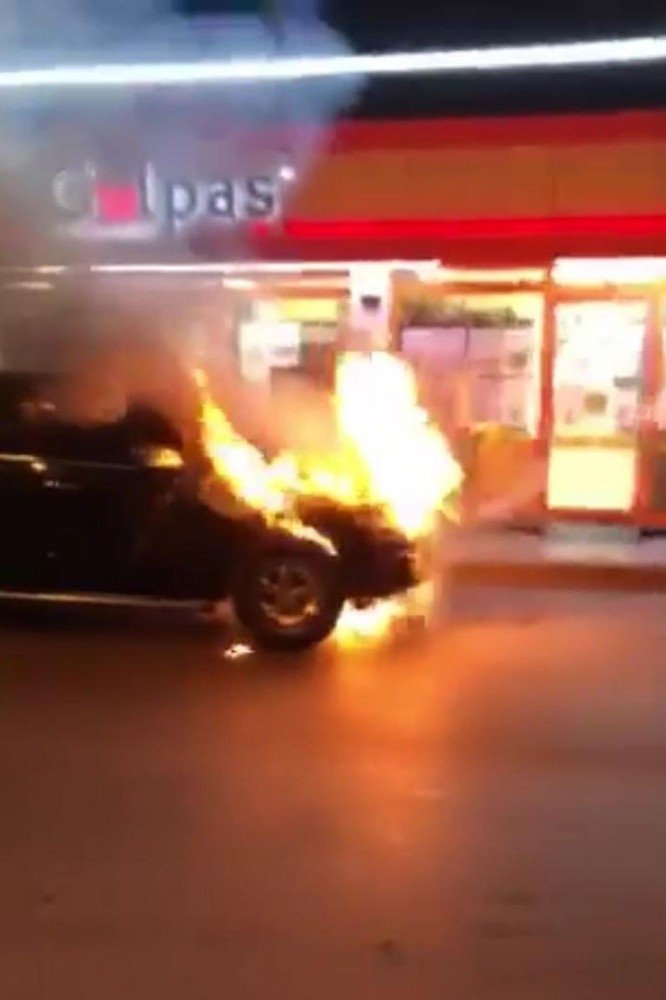 Sakarya’da Park Halindeki Araç Alev Alev Yandı