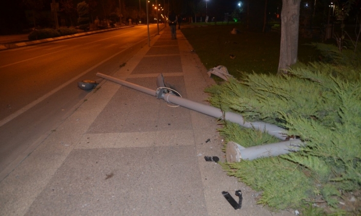 Kaza Yapan Sürücü Otomobili Bırakıp Kaçtı