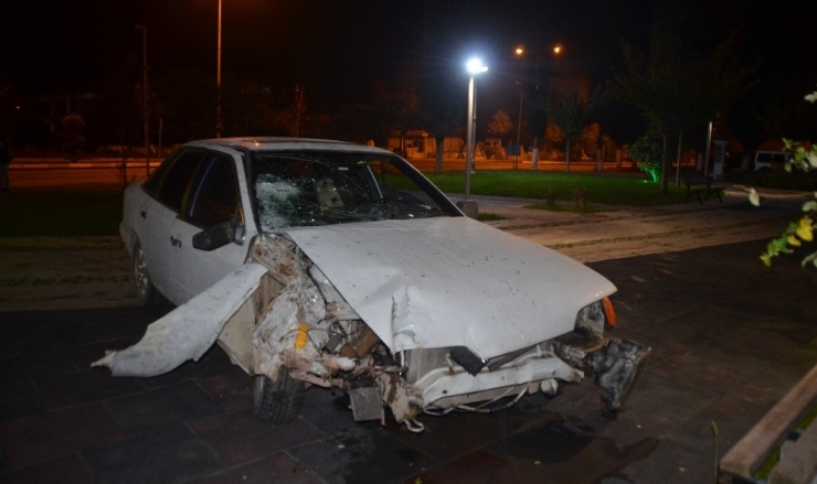 Kaza Yapan Sürücü Otomobili Bırakıp Kaçtı