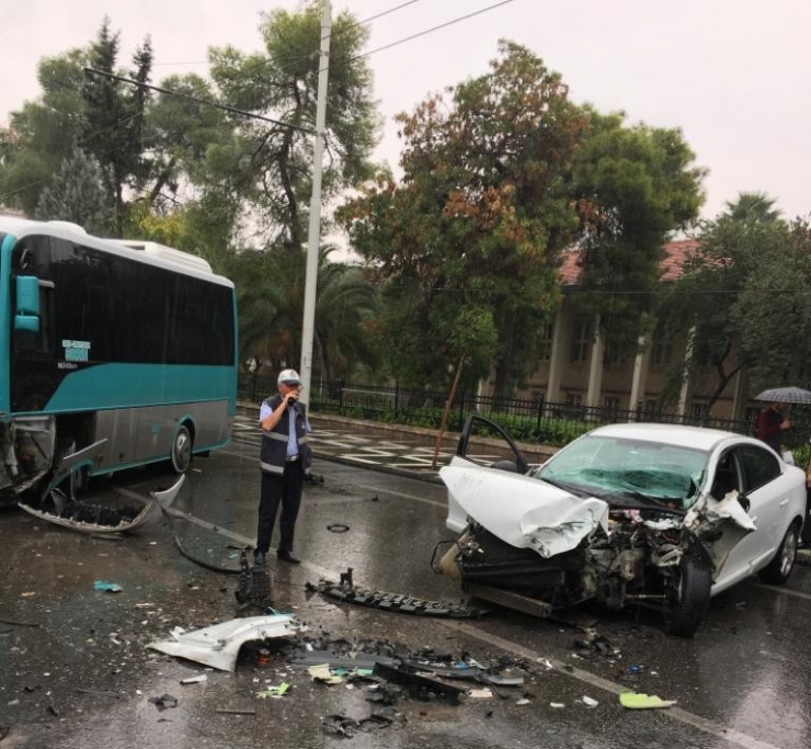 Ters Yöne Giren Otomobil Halk Otobüsüyle Çarpıştı