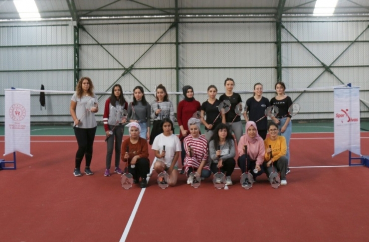 Badminton Öğreniyorlar