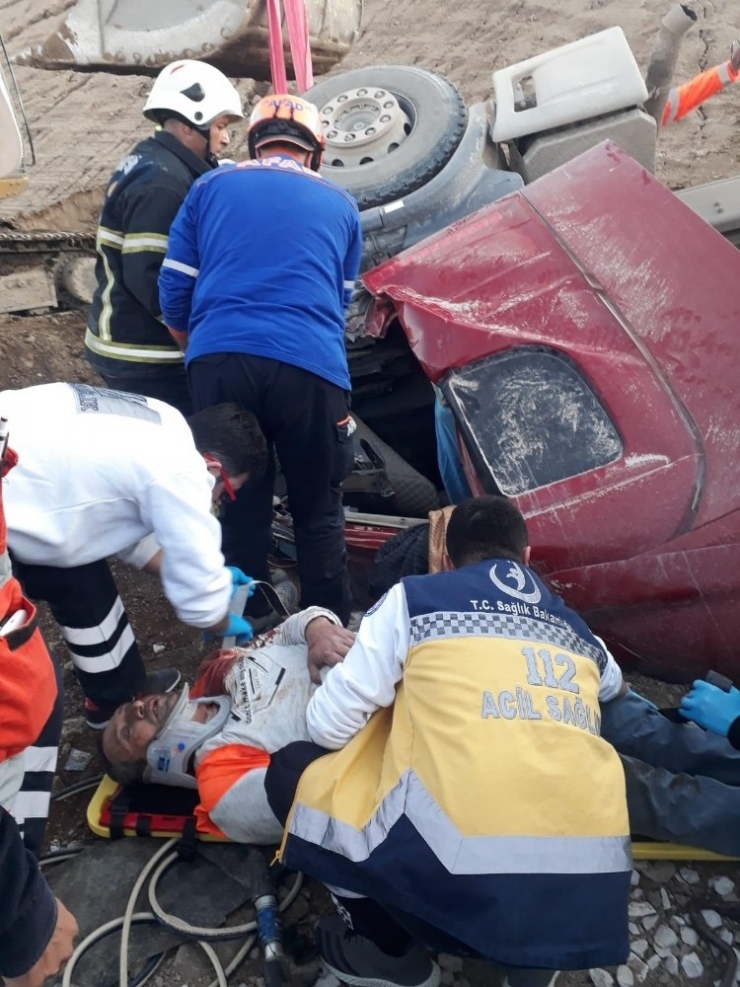 Devrilen Kamyonda Sıkışan Sürücüyü Afad Ve İtfaiye Kurtarıldı