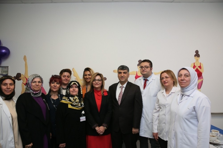 Baba Adayları Gebe Okulunda Eşleriyle Empati Kuruyor