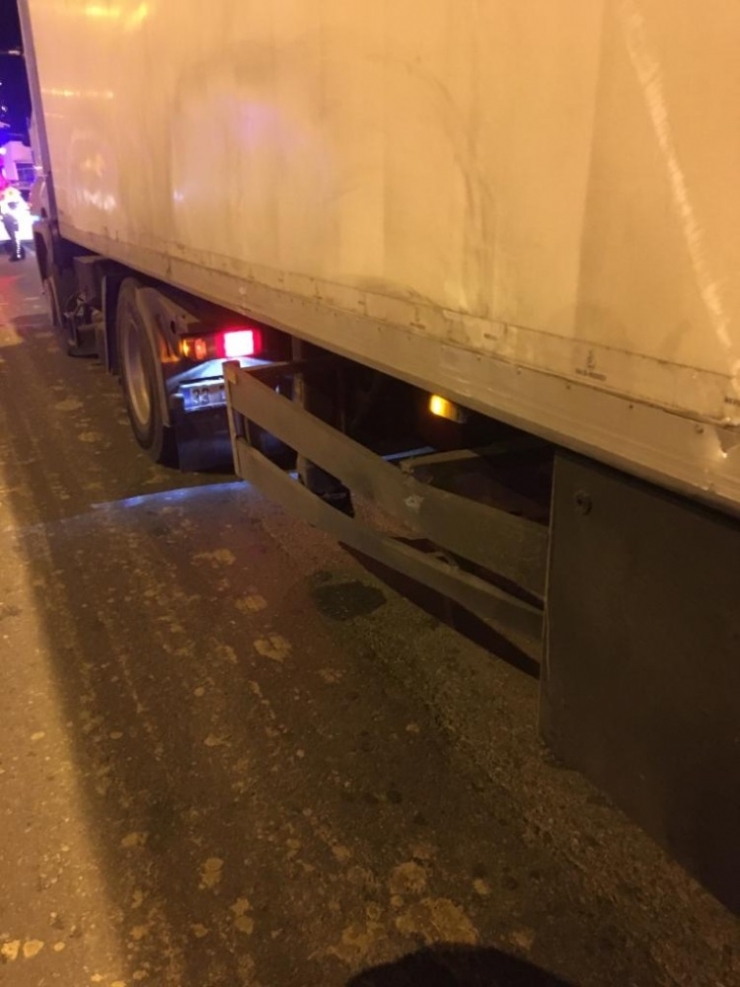 Antalya’da Kamyonet Bariyerlere Çarptı: 3 Yaralı