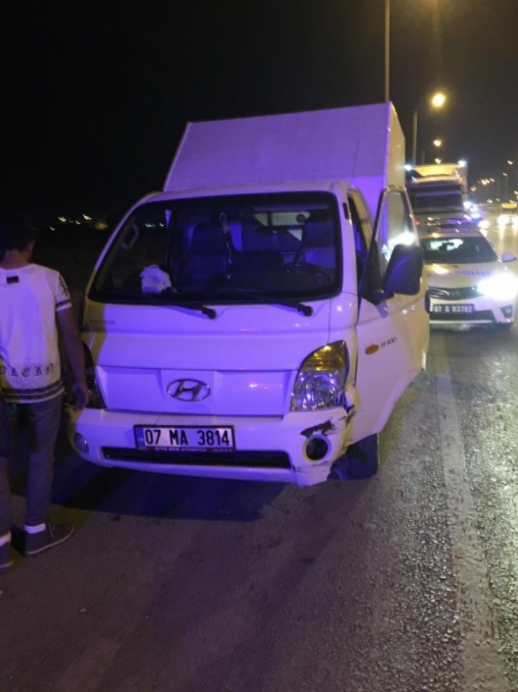 Antalya’da Kamyonet Bariyerlere Çarptı: 3 Yaralı