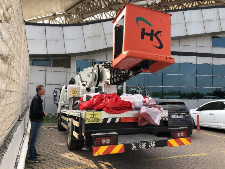 Asılan Bayrakları İndirmek İçin Vince Çıkan İşçinin Acı Sonu