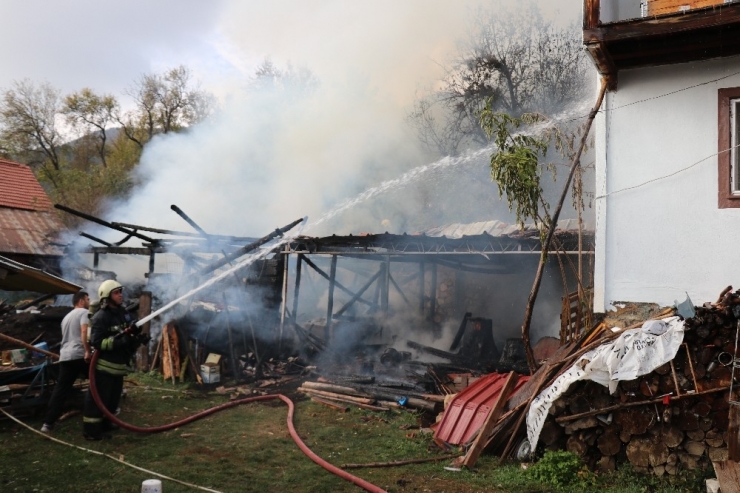 Bolu’da Yanan Ahır Ve Odunluk Küle Döndü