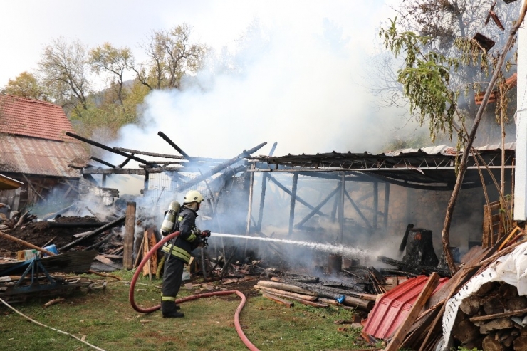 Bolu’da Yanan Ahır Ve Odunluk Küle Döndü