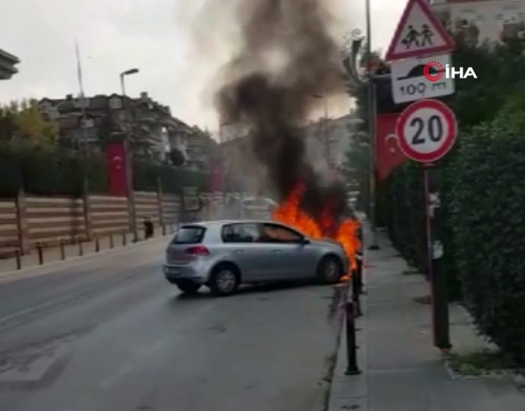 Çekmeköy’de İki Otomobilin Alev Alev Yandığı Anlar Kamerada