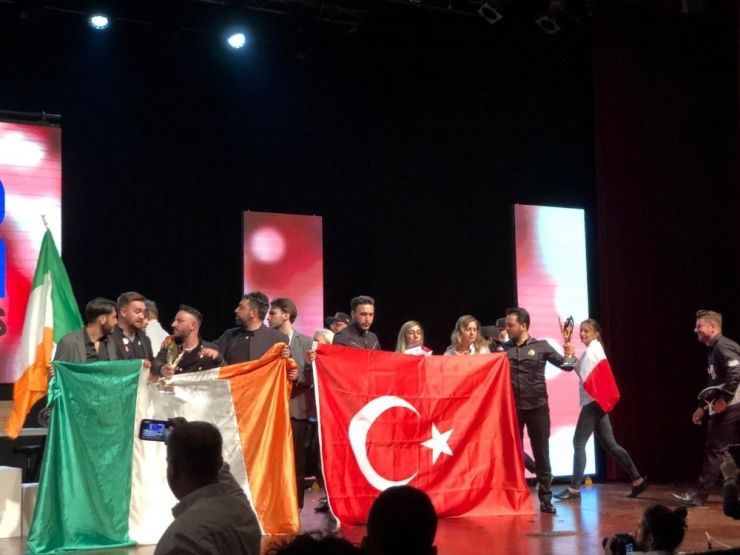 29 Ekim’de Türk Bayrağını İtalya’da Dalgalandırdılar