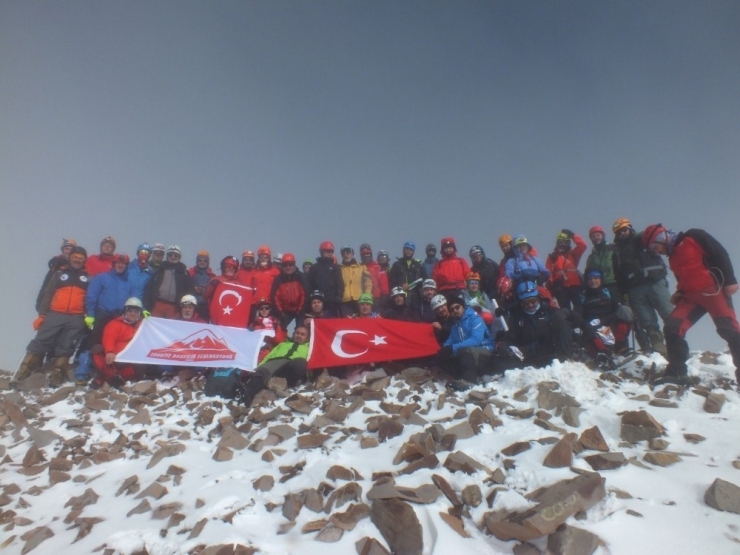 Zirvede Cumhuriyet Coşkusu