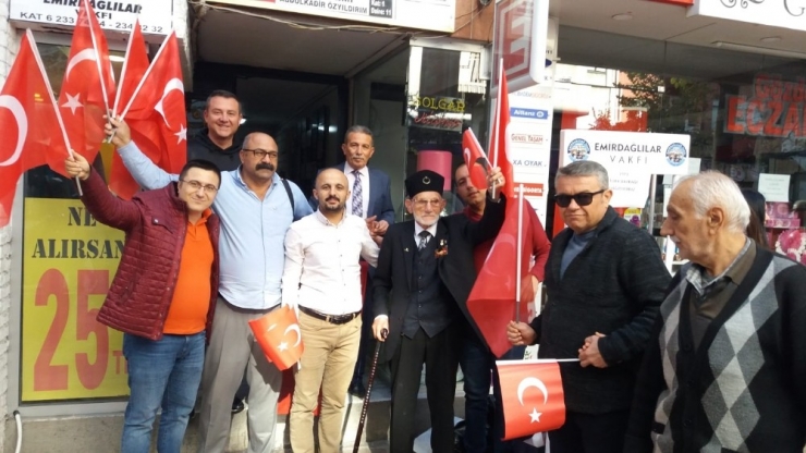 Emirdağlılar Eğitim Ve Kültür Vakfı Bin 923 Adet Türk Bayrağı Dağıttı