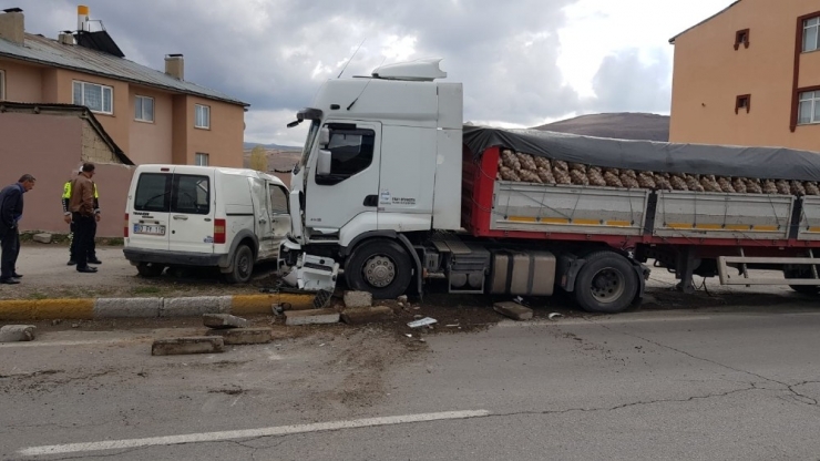 Kırmızı Işık İhlali Yapan Tır Otomobile Çarptı: 4 Yaralı