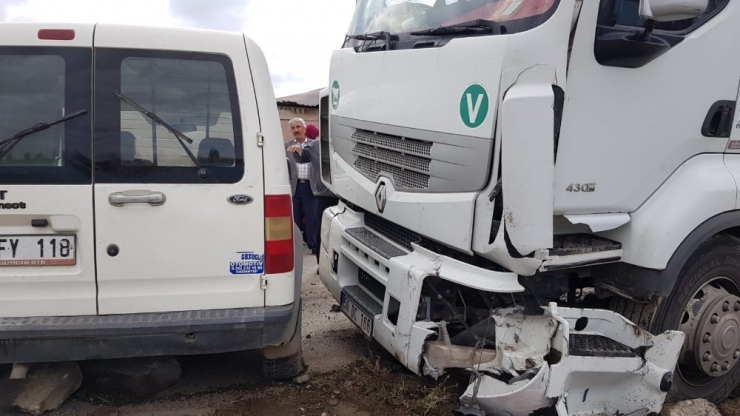 Kırmızı Işık İhlali Yapan Tır Otomobile Çarptı: 4 Yaralı