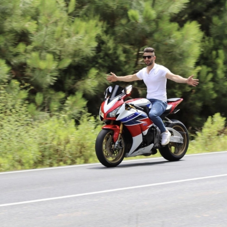 İstanbul’da Motosikletli Magandanın “Tek Teker” Ve “Makas” Terörü Kamerada
