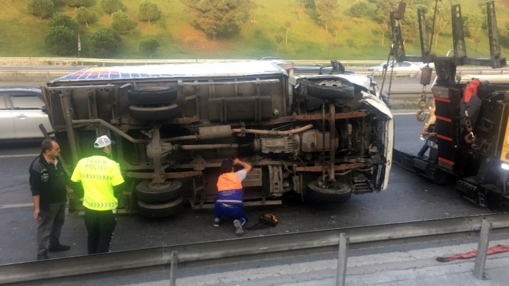İett Otobüsü Park Halindeki Kamyonete Çarptı: 1 Yaralı