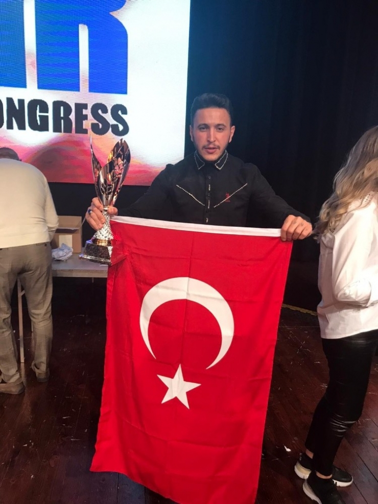 29 Ekim’de Türk Bayrağını İtalya’da Dalgalandırdılar