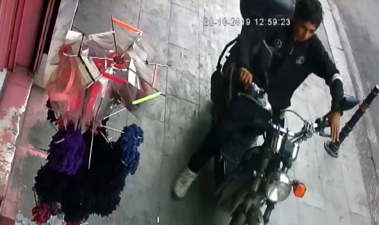 Güpegündüz Elektrikli Motosiklet Hırsızlığı Kamerada
