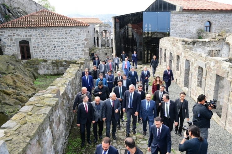 Kültür Ve Turizm Bakanı Ersoy’dan Ayasofya Camisi İçin “Ne Gerekiyorsa Yapacaksınız; Bahane Uydurmayın” Talimatı