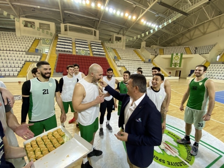 Başkan Aktan’dan Basketbol Takımına Tatlı Ziyaret