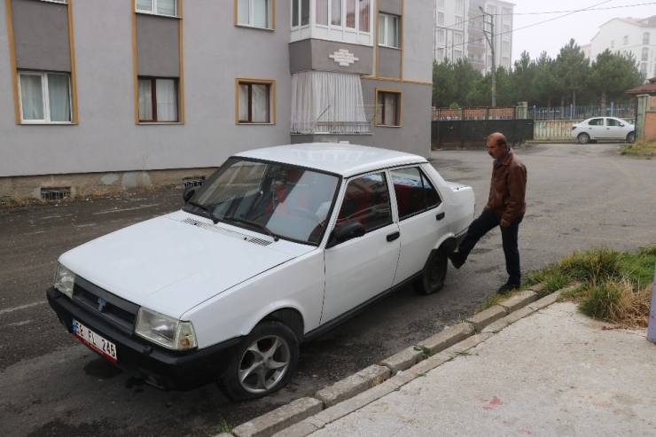 İşe Gitmek İçin Arabasının Başına Geldiğinde Şok Yaşadı