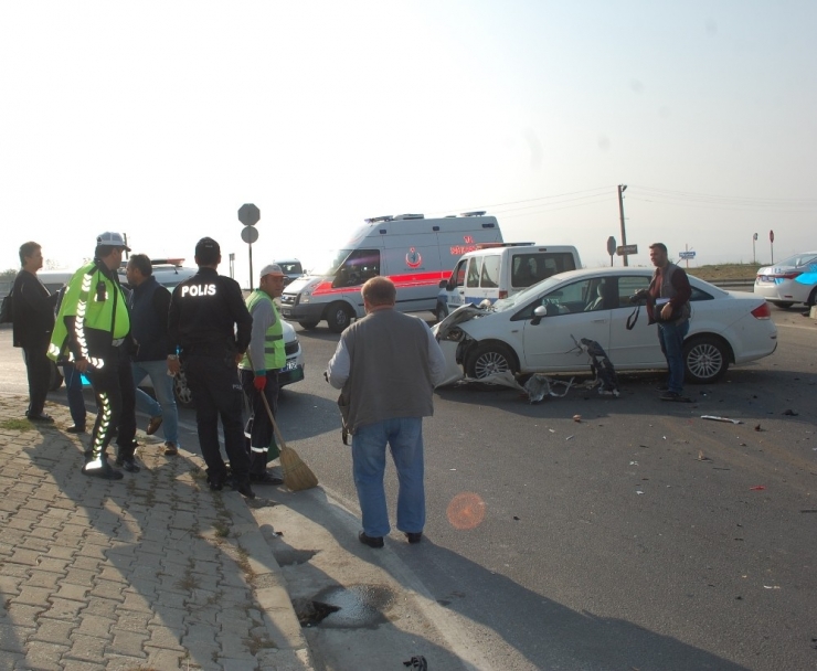 Kamyonla Çarpışan Otomobil Hurdaya Döndü