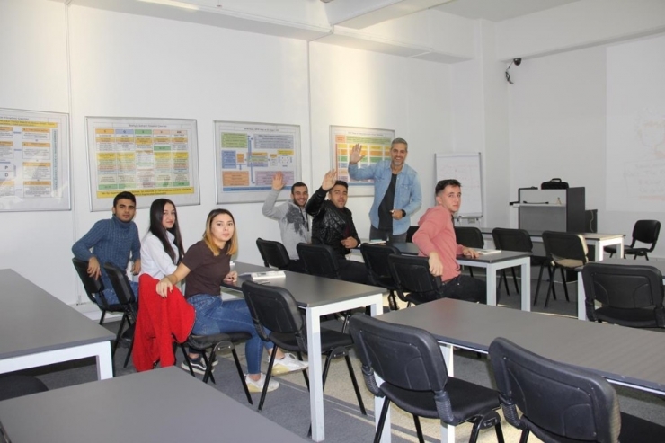 Üçge Stajyerlerini Sınava Hazırlıyor