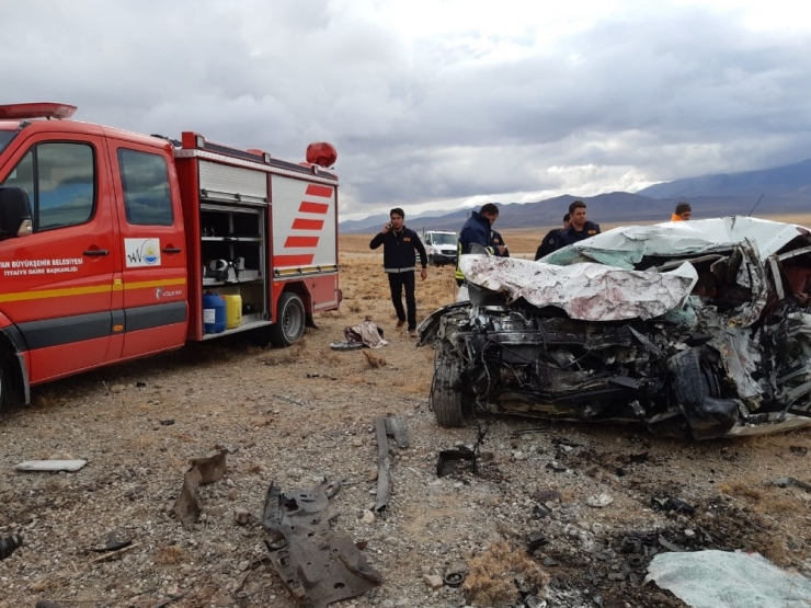 Otomobille Minibüs Kafa Kafaya Çırpıştı: 3 Ölü, 4 Yaralı
