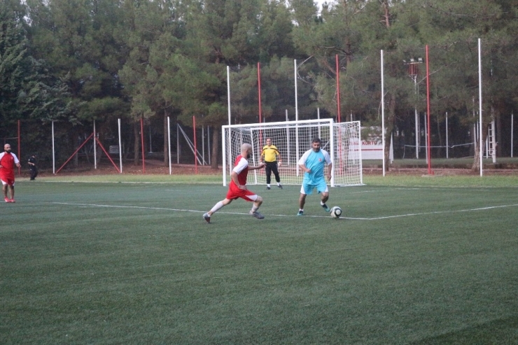 Adıyaman’da İl Protokolü Ve Hükümlüler Kozlarını Halı Sahada Paylaştı