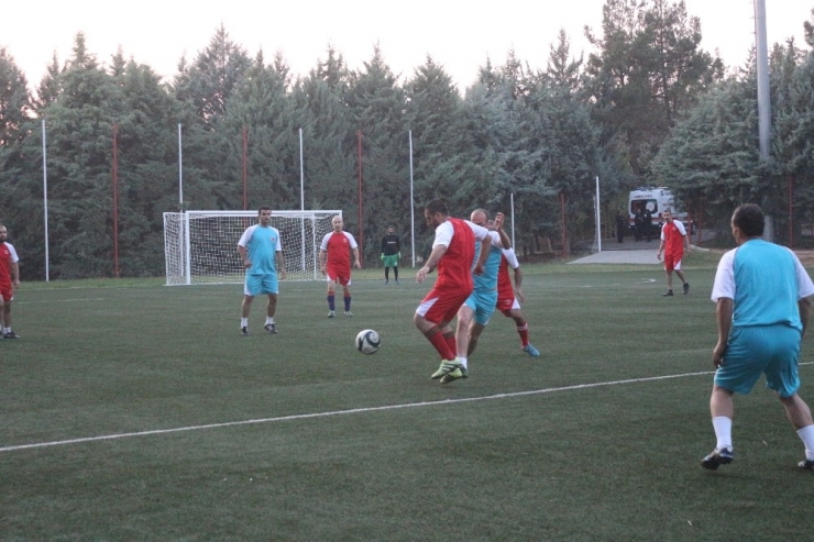 Adıyaman’da İl Protokolü Ve Hükümlüler Kozlarını Halı Sahada Paylaştı