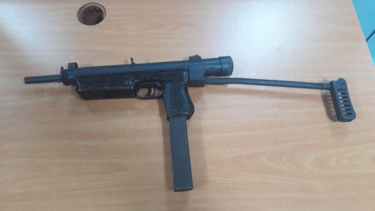 Ev Aramasında Otomatik Silah Bulundu