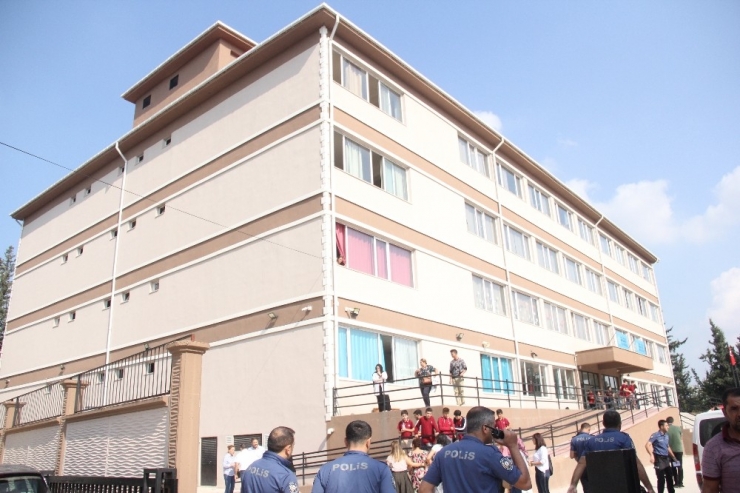 Okulda Pencereden Düşen Öğrenci Yaralandı