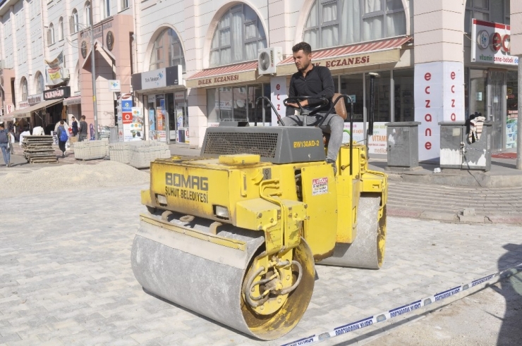 Şuhut Belediyesi’nden Parke Taşı Yenileme Çalışmaları