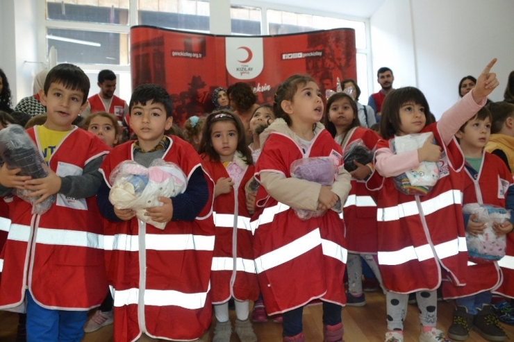 Minik Öğrencilerden Kızılay’a Giysi Bağışı