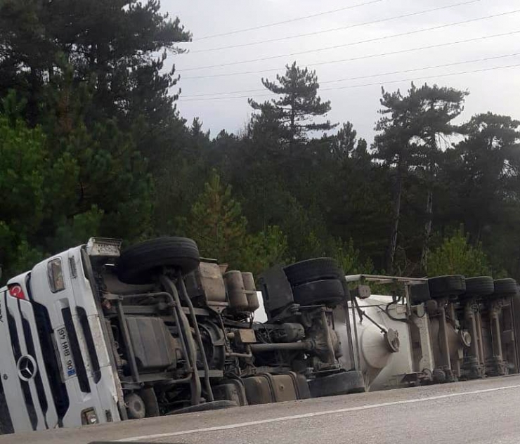 Ankara-istanbul Karayolunda Tır Devrildi: 1 Yaralı