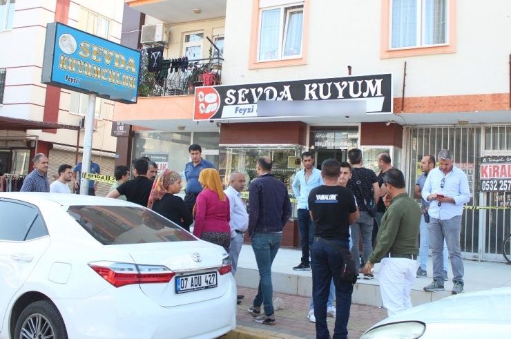 Antalya’da 700 Bin Liralık, Çoraplı Kuyumcu Soygunu