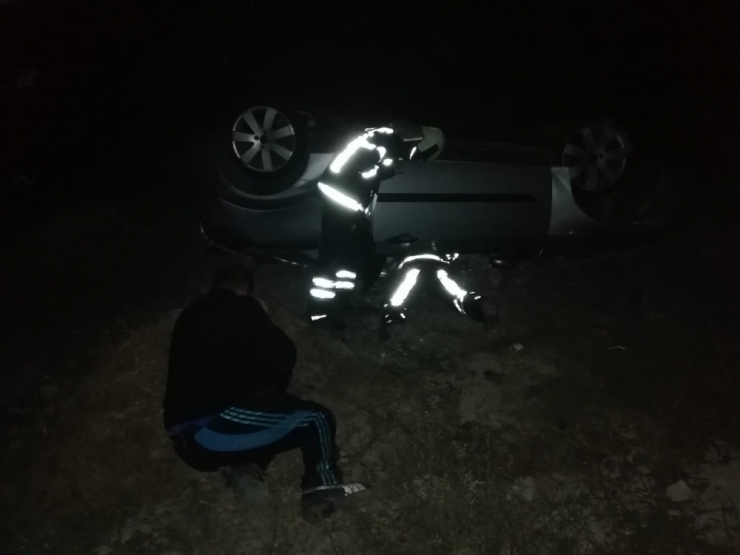 Takla Atan Otomobilin Şoförü Araçta Sıkıştı