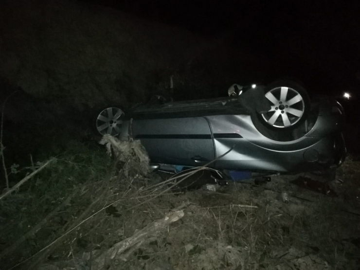 Takla Atan Otomobilin Şoförü Araçta Sıkıştı