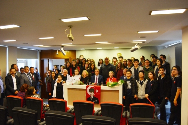 Şili’de Dünya İkincisi Olan Karateci Memleketi Denizli’ye Döndü