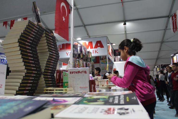 Elazığ’da Kitap Fuarına Yoğun İlgi Devam Ediyor