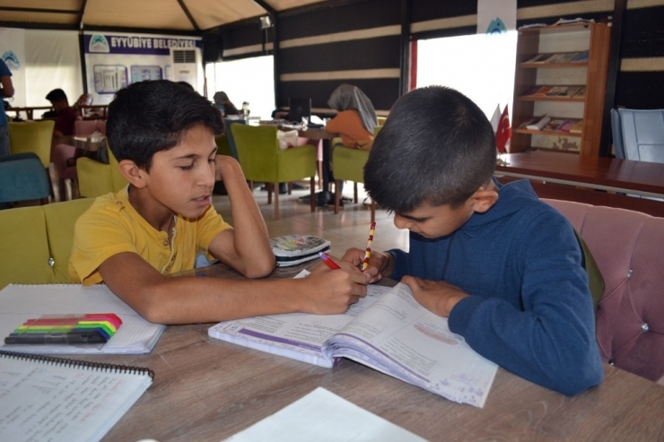 Eyyübiyeli Gençler Kitap Otağında Ders Çalışıyor