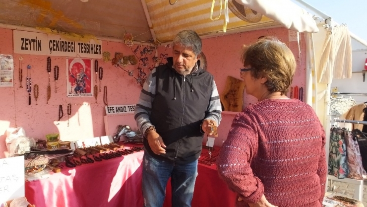 Burhaniye’de Zeytin Çekirdekleri Tespih, Odunları İse Takı Oldu