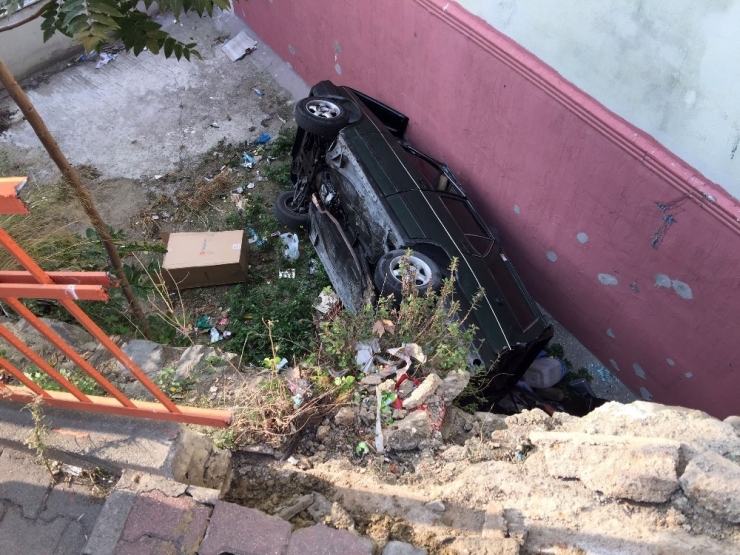 Kağıthane’de El Freni Boşalan Otomobil 5 Metreden Aşağıya Uçtu